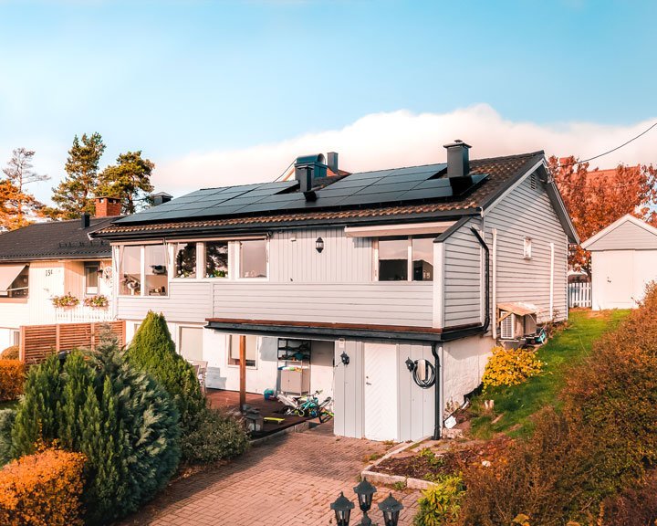 Panneau solaire photovoltaïque autoconsommation avec vente surplus maison avec étage