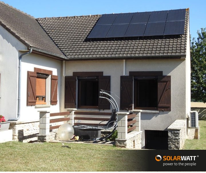 Installation en autoconsommation sur maison avec panneaux solaires photovoltaïque SolarWatt bi-verre 