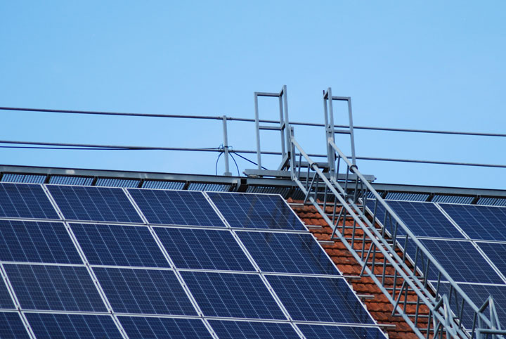 panneaux solaires sur le toit d'une copropriété