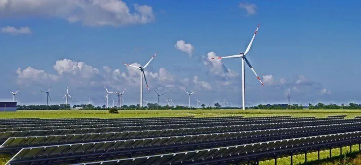 panneaux solaires au sol et éoliennes