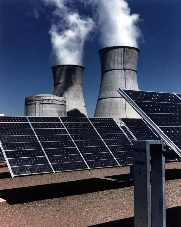panneaux solaires et centrale nucléaire