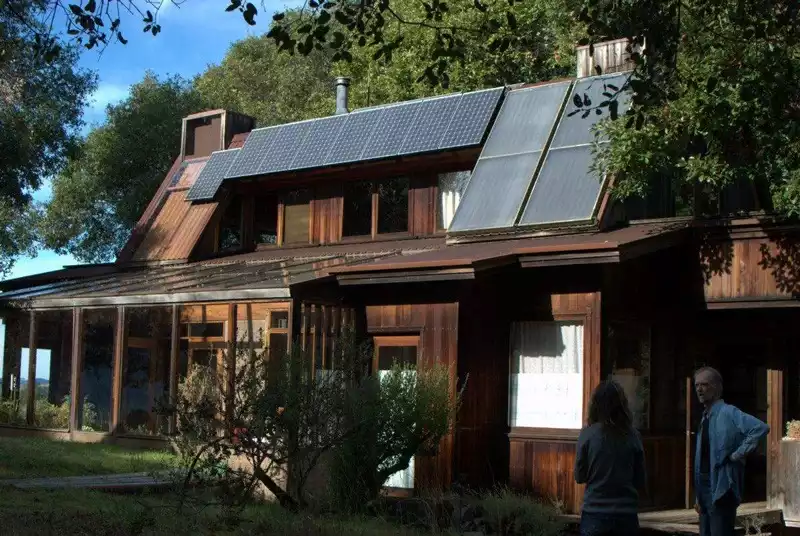 maison autonome panneaux solaires thermiques