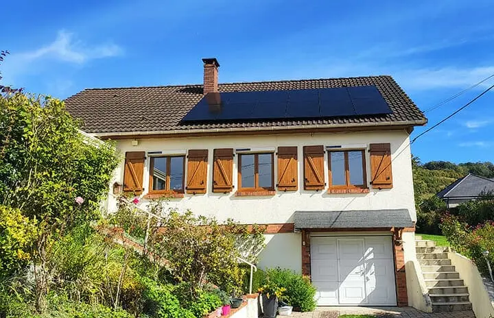 maison équipée de panneaux solaires par Otovo
