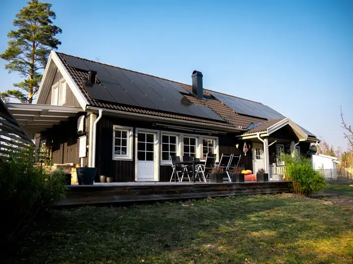 maison équipée de panneaux solaires