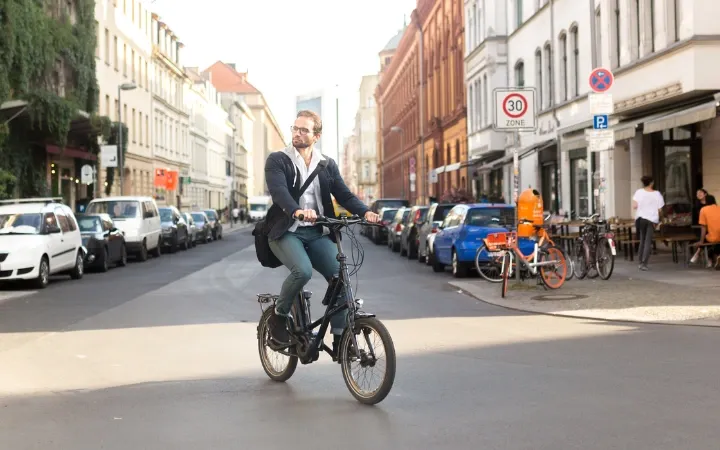 homme faisant du vélo en ville
