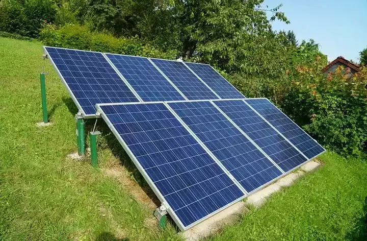 panneaux solaires installés au sol