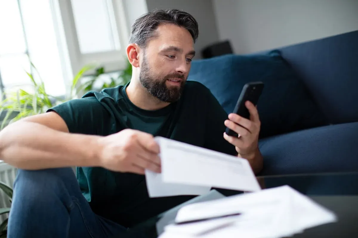 homme avec papiers administratifs