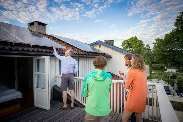 famille et maison avec panneaux solaires