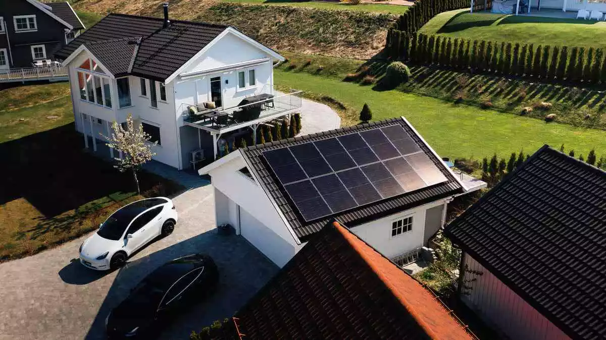 vue maison panneaux solaires et voiture electrique