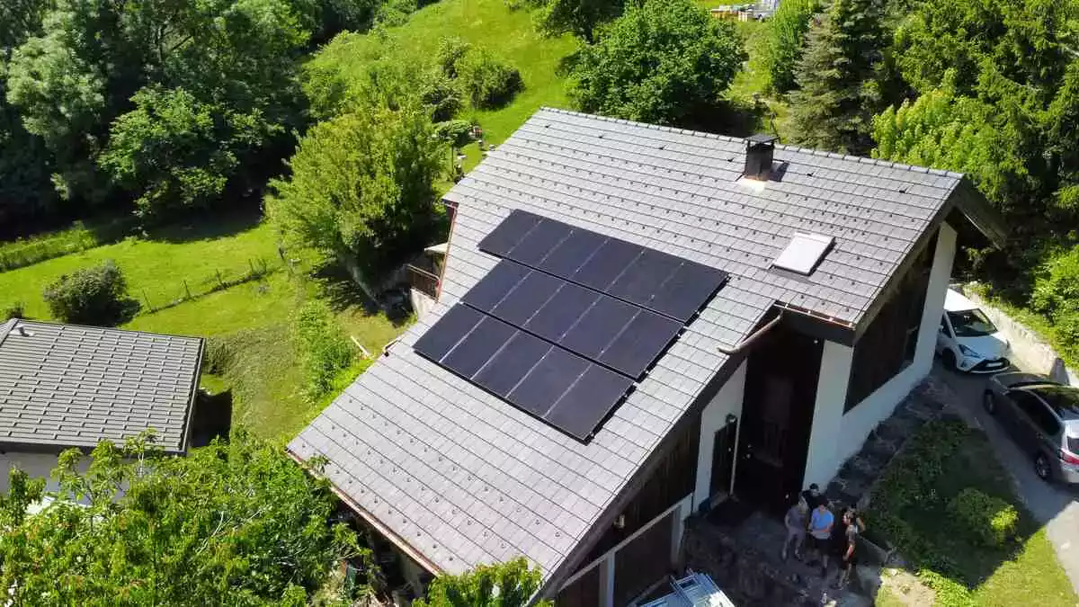 panneaux solaires toit maison