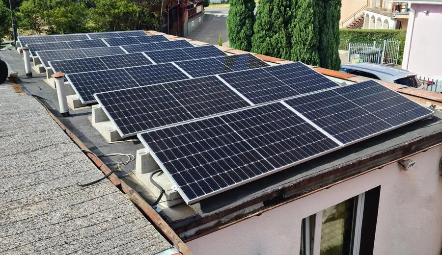 panneaux solaires sur un toit plat otovo